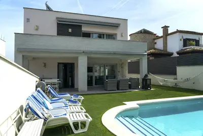 Image de A step from Sitges - Fun big family villa with private pool & views