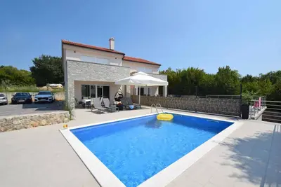 Image de Maison de vacances avec une piscine et trois chambres