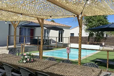 Image de Grande villa spacieuse avec piscine chauffée privé, terrain de pétanque privé.