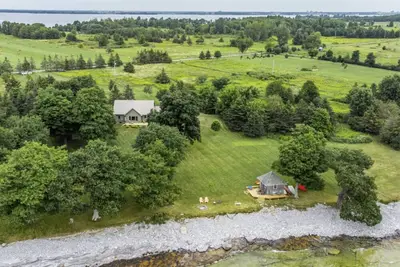 Image de Relaxing Lake Waterfront Home