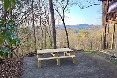 Image de Log cabin with mountain views: Hot Tub, Game Room, Fenced Yard