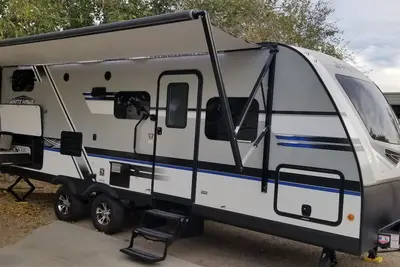 Image de Entire Rv w\/Murphy Bed, 5-Seater Couch w\/Dinette & 2-Bunkbeds