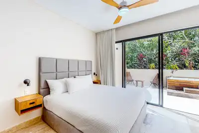 Image de Luxurious hideaway with private hot tub, modern kitchenette - pool & gym access