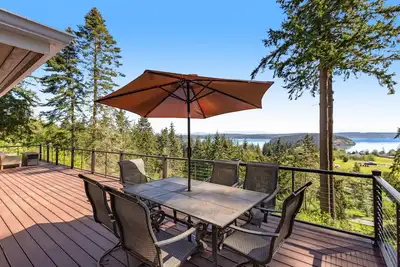 Image de Stunningly situated home with expansive deck & mountain/water views