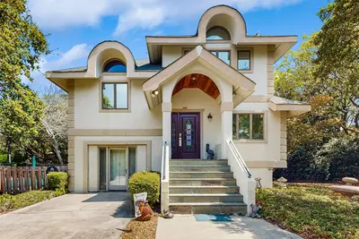 Image de Dog-friendly home near beach with fenced yard, pool, hot tub & fireplace