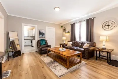 Image de Modern, Rustic[3br / 1. 5ba]Townhome in Mt. Clemens