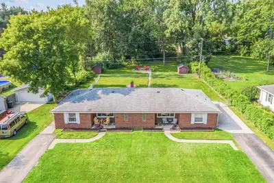 Image de 2 Family Duplex Home | Shelby Township | Sleeps 10+