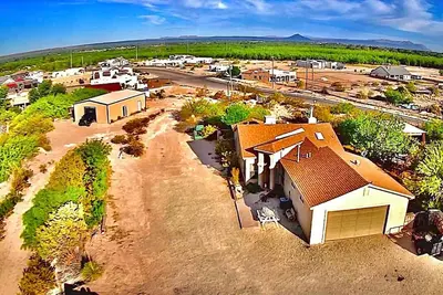 Image de 5 Acre Horse Ranch next to University.