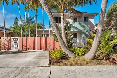 Image de Art Deco Pool House  a mile to Beach Pets welcome