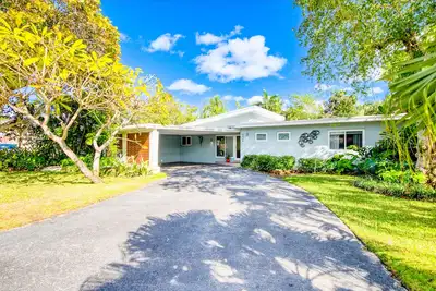 Image de Relaxing dog-friendly home with enclosed yard, patio, gas grill, pool, & kitchen