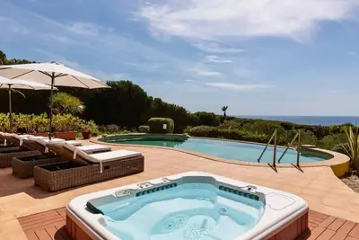 Beautiful exclusive villa direct at the sea with heatable