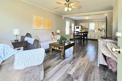 Image de Whole House- 3rm + Fenced Yard. 2 Turns to Post!