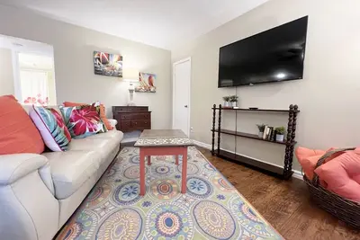 Image de Park Side: Downtown Saugatuck Main Level Apartment, Fire Pit, Bbq