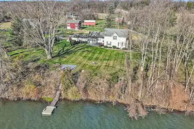 Image de The Old Snow Farm: Lake Allegan Waterfront, Classic Farmhouse, Fire Pit, Patio