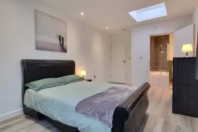 Modern Spacious Flat in South West London