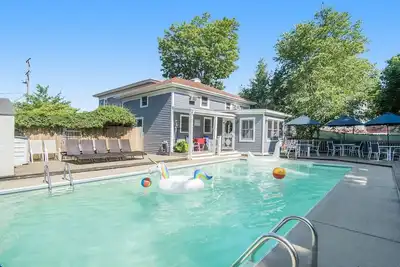 Image de Saugatuck Lodge: Private Pool, Hot Tub, Fireplace, Downtown Saugatuck, Sleeps 22