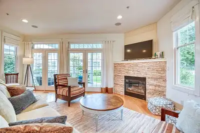 Image de Aqua Essence: Water View, Swimming Pool, Fireplace, Downtown, High-End Condo