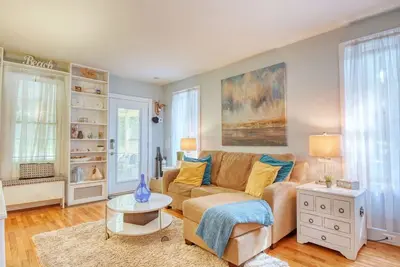 Image de Sunshine Cottage: Downtown, Screen Porch, Deck, Bbq, Walk to All Activities