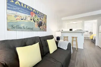 Image de At Ease: Central Downtown Saugatuck Apartment with Balcony