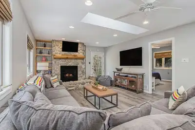 Image de Unwinding Creek: Huge Deck w New Furniture, Lake Michigan Access, Dog Friendly