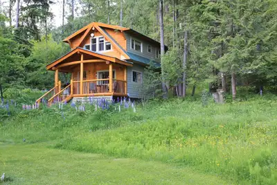 Image de Kootenay Lake Forest Cabin in Crawford Bay, close to public sandy beach.