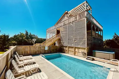 Image de Obx beach steps away, ocean views, prvt pool/hot tub, dog friendly & game room!