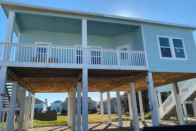 Image de Gulf Breeze- New Beautiful 3 Bedroom stilt home
