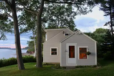 Image de Quaint cottage intimately set on the rocky coast overlooking Casco Bay