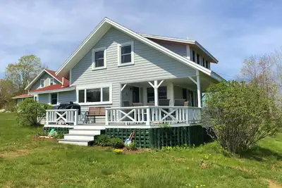 Thorburn - Experience a classic Me vacation at this beautiful summer cottage