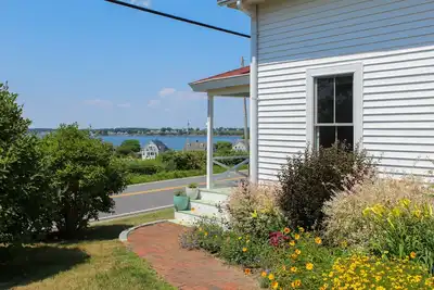 Image de The Beach Rose - 3br, 2ba home perched overlooking picturesque Mackerel Cove