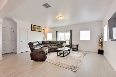 Image de South Salt Lake Townhome - Family Friendly!
