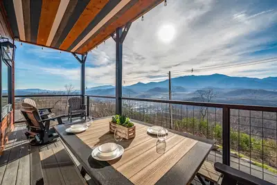 Image de Summer Deals! Movie Theater, Game Room, Stunning Views at Funky Bear Lodge!