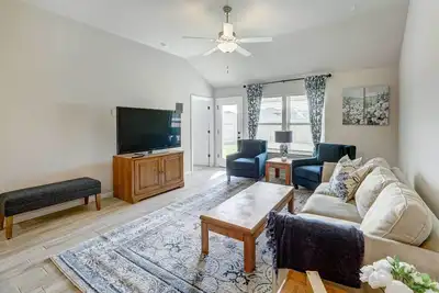 Image de Bastrop Home w\/ Yard, 28 Mi to Austin!