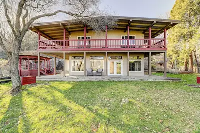 Image de Pet-Friendly Grants Pass Home w/ Hot Tub!