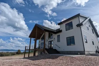 Image de Built 2023! 180-degree lake views, huge deck, 6+ acres, fiber, ping pong!