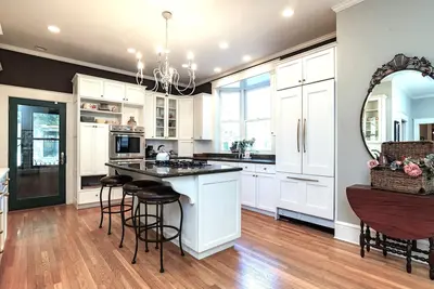 Image de Best Location! Walk, Shop & Eat on Summit, Grand & Selby; Sleeps 15!