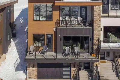 Image de Postcard Views w\/ Hot Tub & Luxury Touches. Steam Shower, massage chair, & more