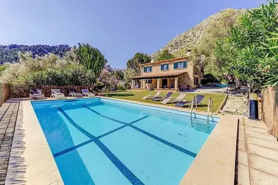 Image de Spacious Stone-Built Villa, A/C, Private Pool, Extensive Gardens, Mountain Views, 5mins to Pollenca!