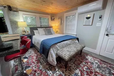 Image de Cheerful Cottage Close to Everything 13