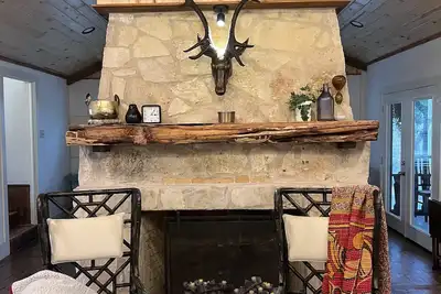 Image de Completely renovated 1930s Cottage on the Guadalupe River. Ideal location!