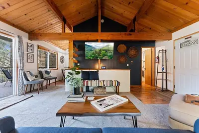Image de Modern Bear Mountain View Cabin/ w hot tub