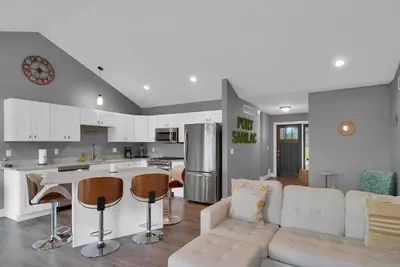 Image de Paradise Cove: Sleeps 6 w\/Hot Tub, Walk to Beach & Downtown