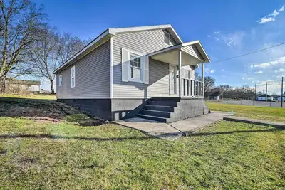 Image de Walkable Hopkinsville Home w/ Yard!