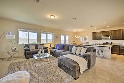 Image de Visalia Home w\/ Yard: 4 Mi to Downtown!