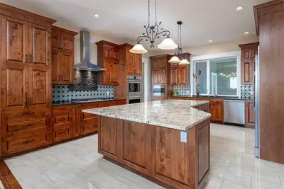Image de 'Above It All' a spacious sundrenched house with expansive deck and Epic views.