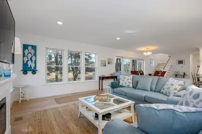 Image de Newly Built-3 Levels of Living, Central Ac, Proximity to Beach and Marsh Views from Every Room!