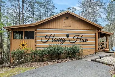 Image de Sweetheart Log Retreat•King Bd•Hot Tub•Close2PKWY•2 Porches•Fireplace•Bbq•Arcade