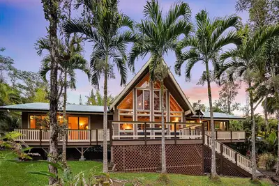Image de Tropical, Hawaiian-style A-frame Home