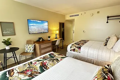 2 Comfy Queen beds at The Palms