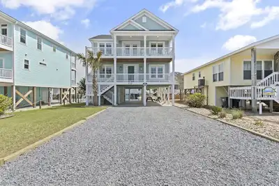 Image de \"Oh Shell Yeah\". 3 bedroom, 2. 5 bath home, New Private Pool (Optional Heat) coming for 2023!